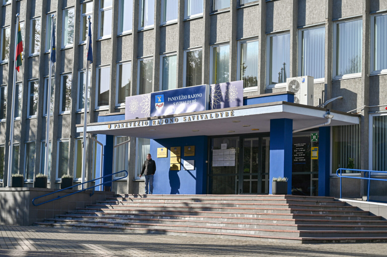 Pavasarį ieškoję, kas galėtų įrengti liftą, Panevėžio rajono savivaldybės darbuotojai ir lankytojai vis dar priversti dilinti laiptų pakopas.