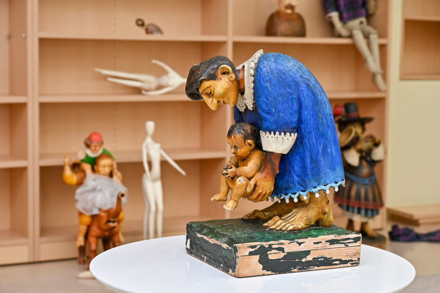 Nenusakomas, nesušukuotas, netelpantis į jokius rėmus – taip apie save yra sakęs charizmatiškas medžio skulptorius Rimantas Idzelis.