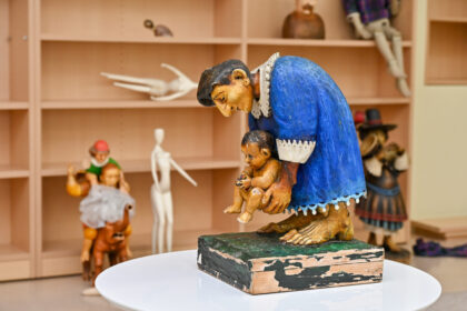 Nenusakomas, nesušukuotas, netelpantis į jokius rėmus – taip apie save yra sakęs charizmatiškas medžio skulptorius Rimantas Idzelis.