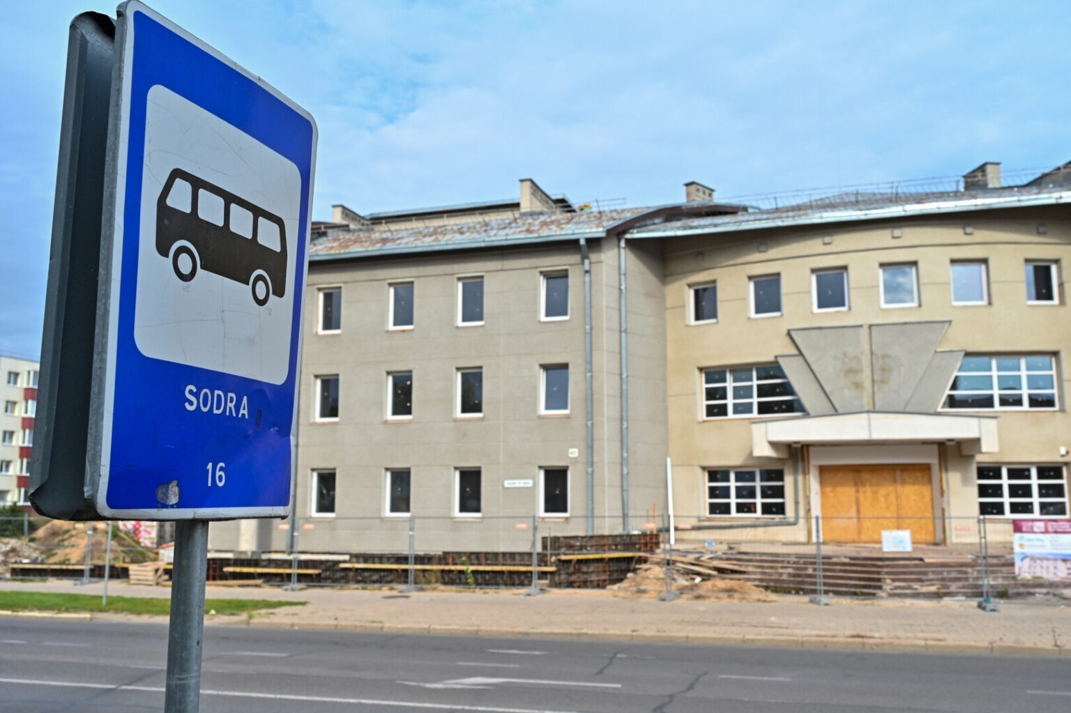 Į nuo pavasario vaiduoklėti paliktą Vasario 16-osios ir Tulpių gatvių kampe stovintį „Sodros“ Panevėžio skyriaus pastatą pagaliau sugrįžo statybininkai.