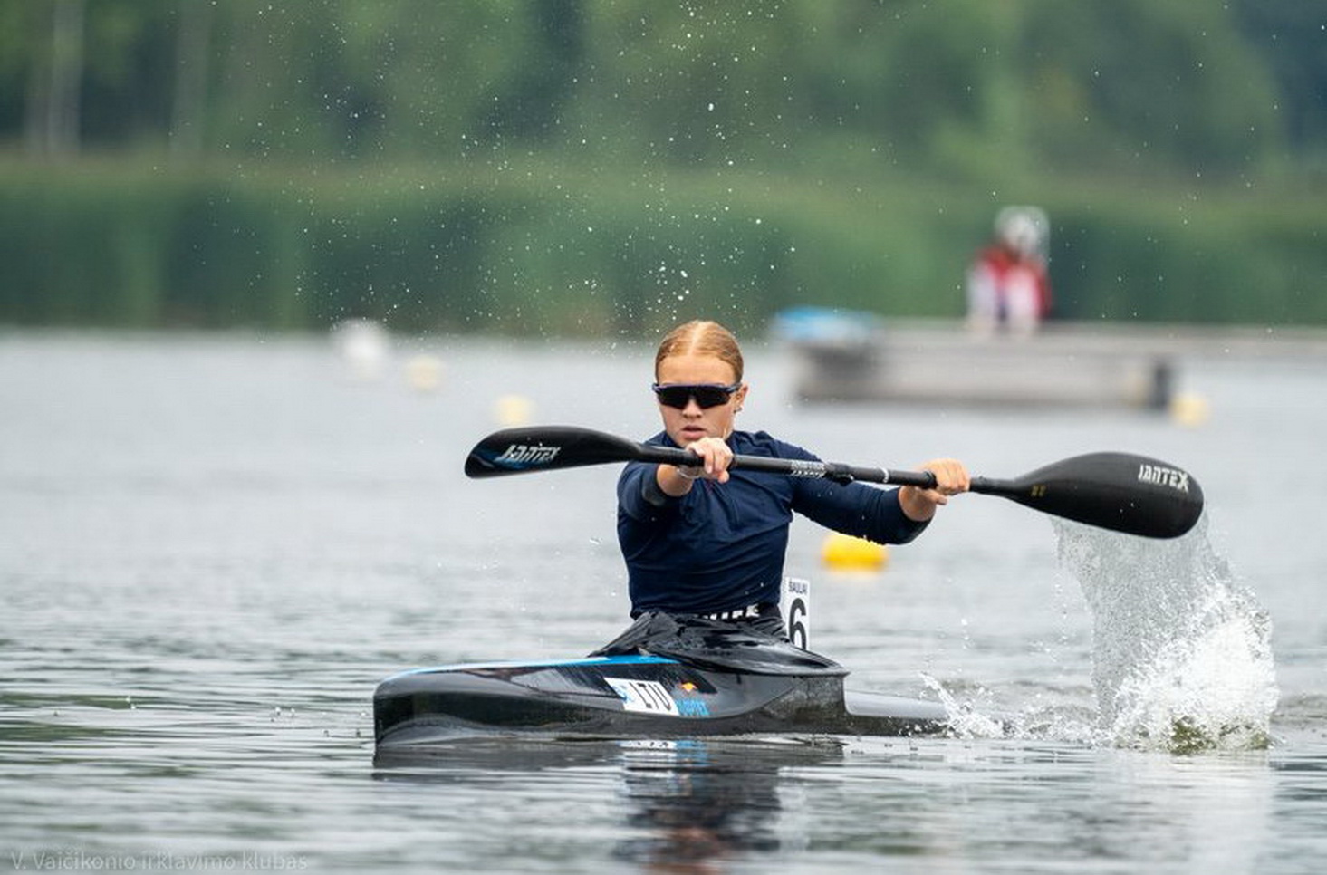Panevėžio 5-osios gimnazijoje vienuoliktokė Indrė Savickytė – kaip dvi skirtingos mėnulio pusės. Atletiška panevėžietė yra daugkartinė Lietuvos irklavimo čempionė, dviračių sporto entuziastė. O kai tvirtos rankos nespaudžia irklų ar kojos nemina pedalų, ji ima gitarą arba smuiką, sėda prie pianino ar tiesiog dainuoja.
