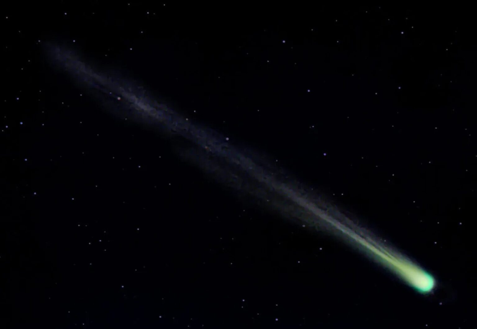 Jau netrukus vos tik saulei nusileidus, žemai horizonte net plika akimi turėtų būti matoma kometa.