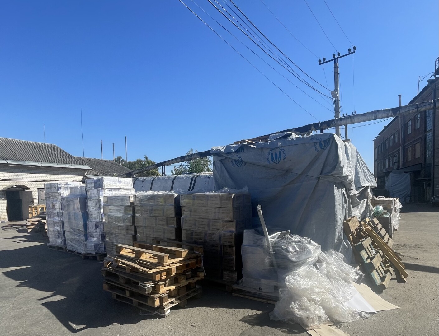 Paramos centro kieme – medicinos bei elektros agregatų krovinys iš Lietuvos. E. BUTRIMO nuotr.