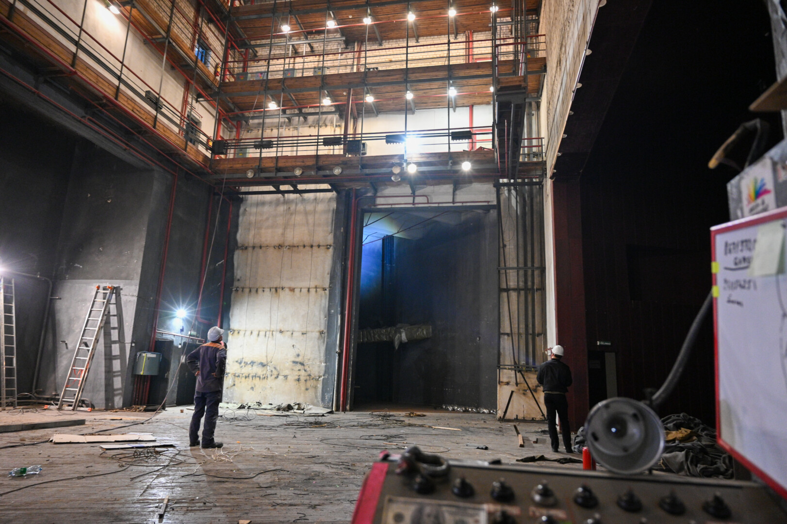 Panevėžio kultūros centro didžiosios salės scenoje jau šeimininkauja statybininkai. Planuojama, kad renginiai, spektakliai ir koncertai į ją sugrįš tik po dvejų metų. P. ŽIDONIO nuotr.