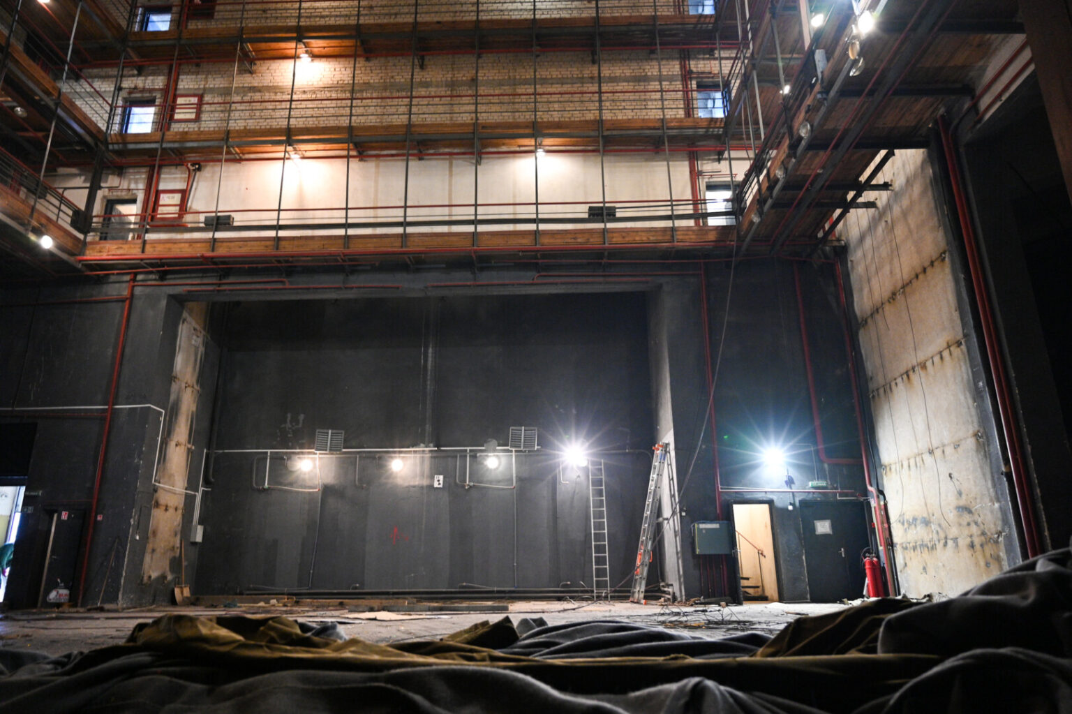 Po keturių dešimtmečių permainos ateina ir į Panevėžio kultūros centrą. Nepriklausomybės priešaušriu statyti tuomečiai „Ekrano“ kultūros rūmai savo modernumu pralenkė net ir didesnių miestų kultūros mekas. Tačiau sovietmečio byrantis palikimas seniai bado akis.