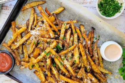 Viliojančios apskrudusia plutele, bet dieviškai minkštos viduje gruzdintos bulvytės – patiekalas, kuriam niekas negali atsispirti. Todėl labai svarbu rasti balansą tarp to, kas gardu, o kas – sveika. Ir ieškoti šiuo atveju reikėtų orkaitėje.