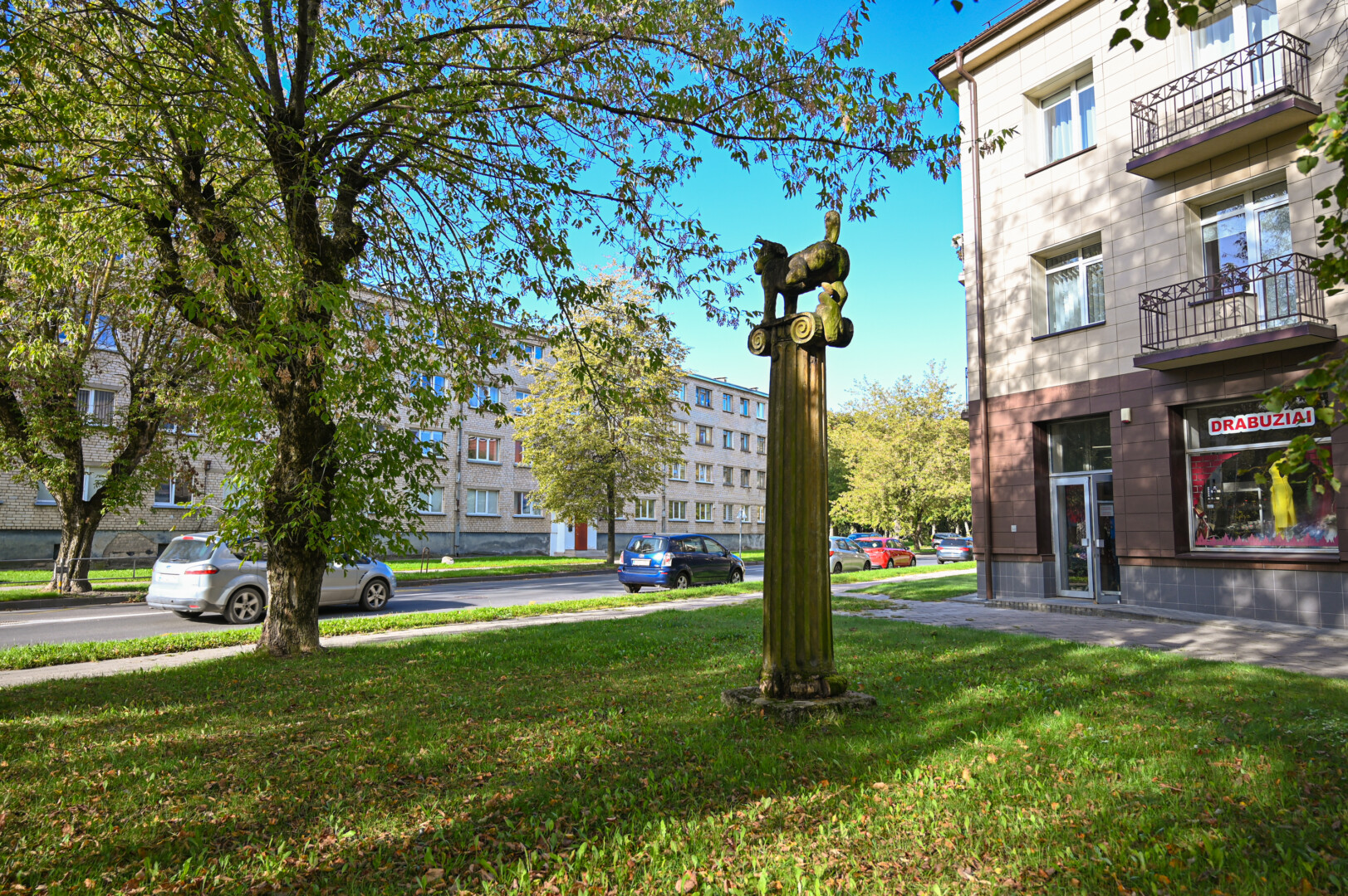 Panevėžiečiai vietoj šios skulptūros mieliau matytų vieną iš meno kūrinių, iškeltų rekonstruojant Laisvės aikštę ir Senvagę. P. ŽIDONIO nuotr.