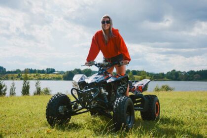 Nepažįstantieji panevėžietės Viktorijos Repečkaitės vargu ar patikėtų, kad ši labai moteriška, žavi 30-metė motokroso trasoje yra bebaimė, kuriai nė motais iš po ratų skriejantis purvas ir dulkių kamuoliai bei neretai traumomis pasibaigiantys skaudūs kryčiai nuo keturračio.