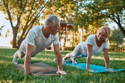 Galite valgyti sveikiausią pasaulyje maistą, tačiau jei norite senti lėtai ir išlikti savarankiški net labai garbiame amžiuje, privalote jau dabar pasirūpinti trimis dalykais: savo pusiausvyra, jėgomis ir lankstumu.