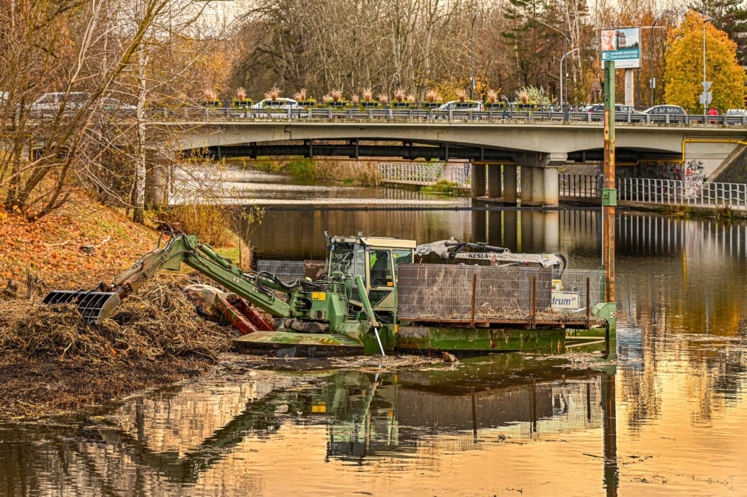 Panevėžyje praeivius šią savaitę ne juokais išgąsdino jau sutemus Nevėžio upėje ties Smėlynės gatvės tiltu valtyje pasišviesdami prožektoriais naršantys vyrai.