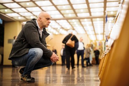 Nacionalinis transliuotojas LRT nutraukė bendradarbiavimą su radijo ir televizijos laidų vedėju Algiu Ramanausku, dėl kurio pasisakymų apie rusiškus filmus žiūrinčius ar tokią muziką klausančius asmenis tyrimą yra pradėjusi prokuratūra.