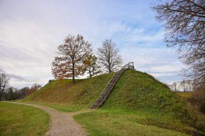 Piliakalnių gausa Panevėžio kraštas nepasižymi. O ir čia esantys savo paslapčių taip lengvai neatskleidžia – retai iš žemės gelmių iškelia kokią molio šukę ar įrankio detalę. Tik senos kronikos, raštai, legendos šiek tiek praskleidžia buvusios didybės skraistę.