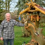 Į 85-uosius žengiantis Kęstutis Rudis ką tik baigė drožti šeimą. Kompoziciją, kurioje šalia žmonių įkurdino ir medinį šunį su katinu, pastatė sodininkų bendrijos „Sodžius“ matomiausioje vietoje – prie skelbimų lentos.