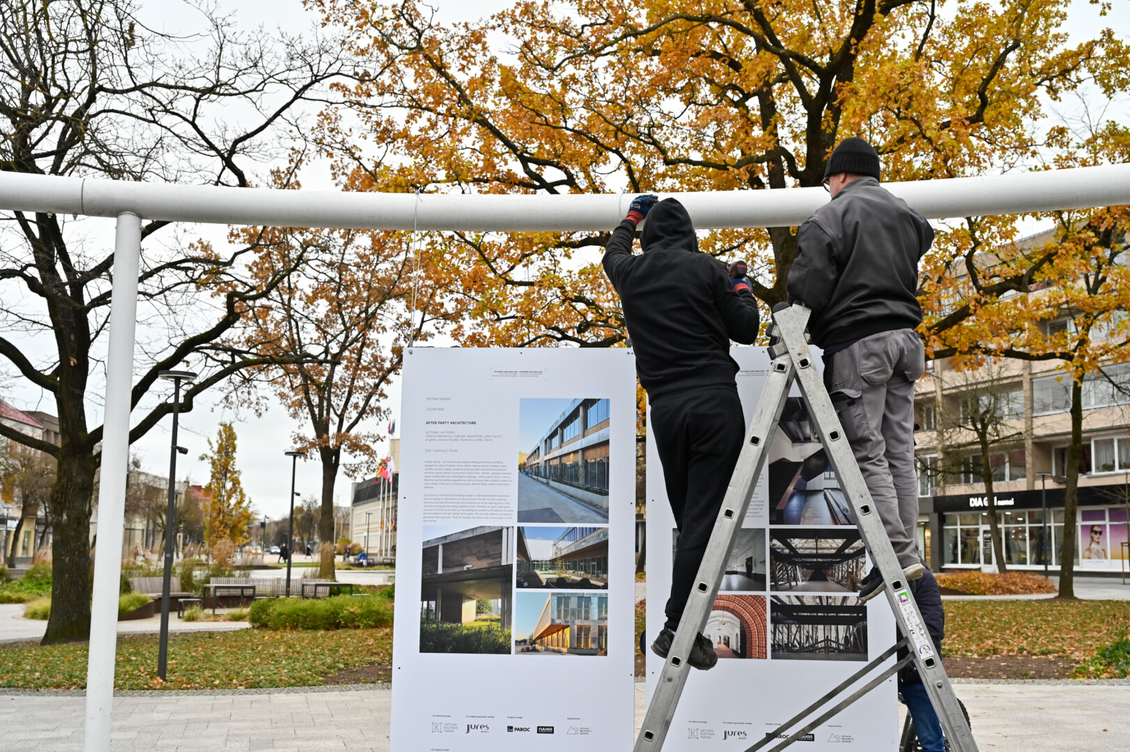 Laisvės aikštėje praeiviai visą mėnesį galės apžiūrėti geriausius, įdomiausius architektūrinius projektus, tarp kurių – ir įgyvendinti Panevėžyje. G. KARTANO nuotr. 