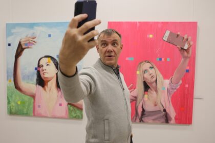 „Neišdrįstu tapyti, ko esu prisapnavęs. Psichiatrinės turbūt konkuruotų dėl tokio paciento“, – nusijuokia žinomas menininkas, panevėžietis Sigitas Laurinavičius, paklaustas apie naujausių savo tapybos darbų parodos „Vyriški sapnai“ temą.