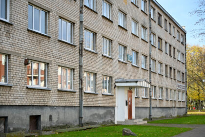 Iš daugiau nei 200 kv. m patalpų Marijonų gatvėje išsikrausčiusi Savivaldybės įmonė „Panevėžio būstas“ niekaip nesuranda joms pirkėjo.