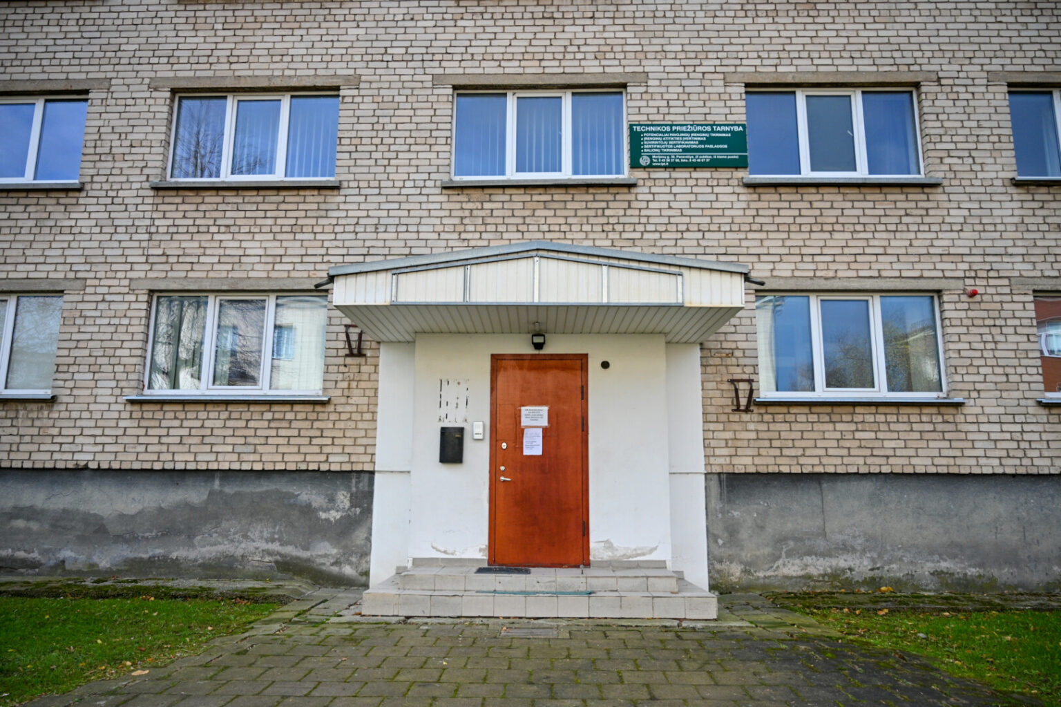 Iš daugiau nei 200 kv. m patalpų Marijonų gatvėje išsikrausčiusi Savivaldybės įmonė „Panevėžio būstas“ niekaip nesuranda joms pirkėjo.