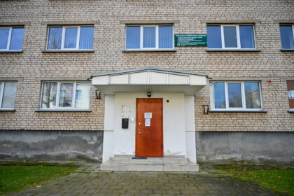 Iš daugiau nei 200 kv. m patalpų Marijonų gatvėje išsikrausčiusi Savivaldybės įmonė „Panevėžio būstas“ niekaip nesuranda joms pirkėjo.