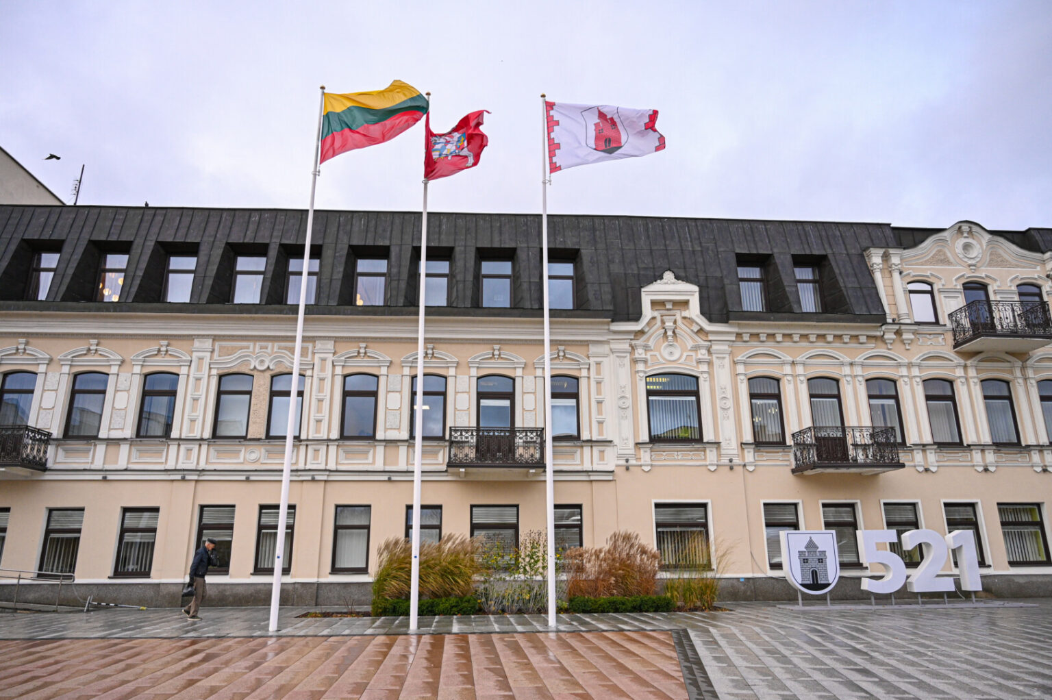 Panevėžio miesto savivaldybės taryba patvirtino sprendimą kasmet skirti premijas labiausiai nusipelniusiems miesto sveikatos priežiūros specialistams – „Metų gydytojui“, „Metų slaugytojui“ ir „Metų sveikatos specialistui“. Šia iniciatyva siekiama įvertinti medicinos darbuotojus už jų profesionalumą, atsakingą darbą ir indėlį į miesto bendruomenės sveikatą.