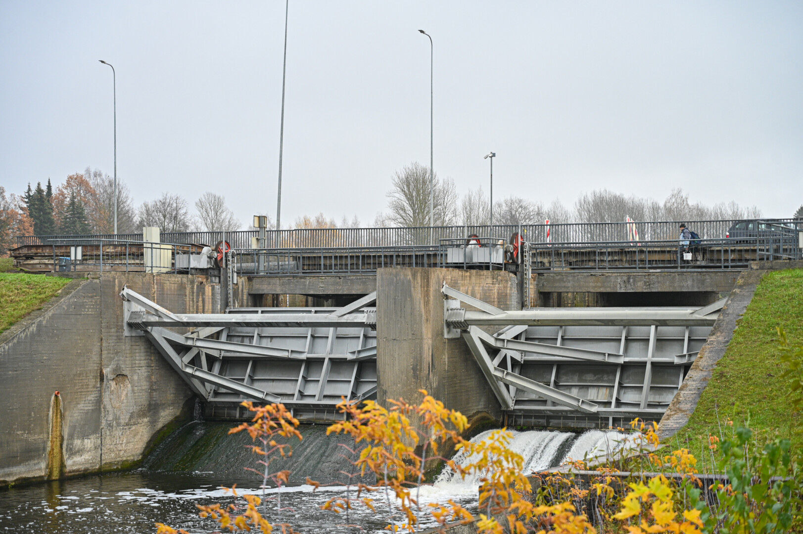 J. Biliūno gatvės tiltą planuota rekonstruoti kartu su užtvanka, tačiau po pastarosios gedimo, kai patvino per miestą tekantis Nevėžis, šios darbus teko paspartinti. Taigi tiltas remontininkų tebelaukia. P. ŽIDONIO nuotr. 