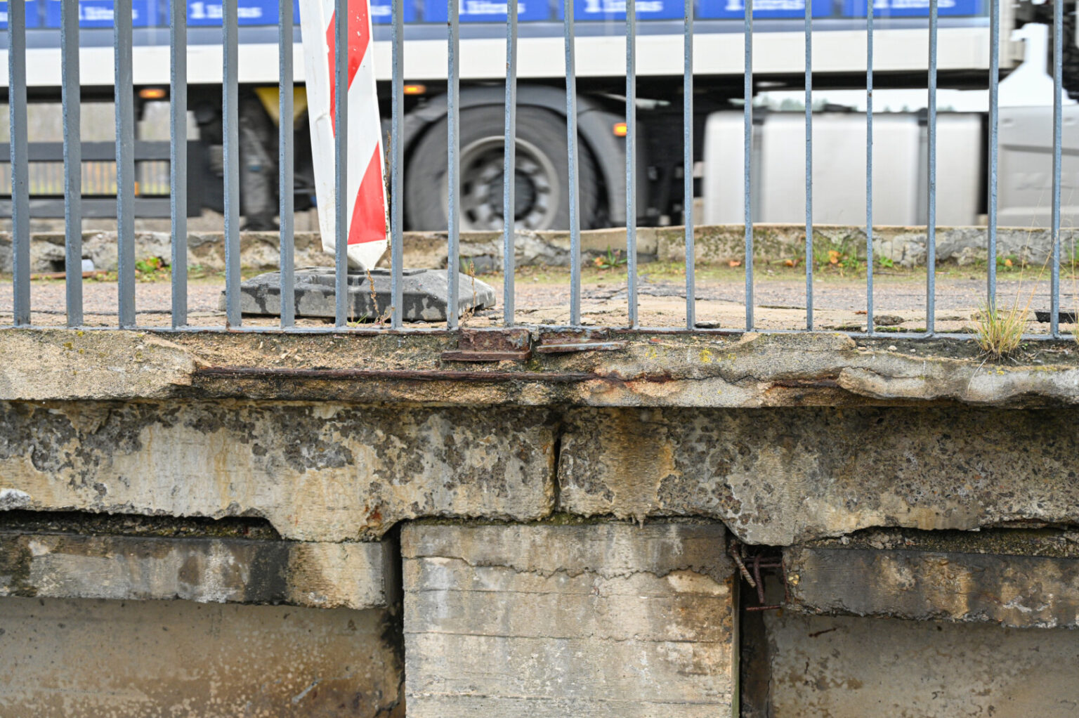 Dar sovietmečiu statyti tiltai per Nevėžį ir viadukai šaukiasi remonto.