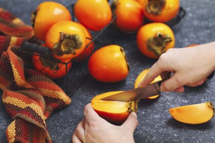 Persimonų sezono laukti tenka ilgai, tad praleisti jį būtina kuo įsimintiniau – ne tik valgant šiuos oranžinius gražuolius šviežius, bet ir gardinant jais pačius įvairiausius patiekalus.