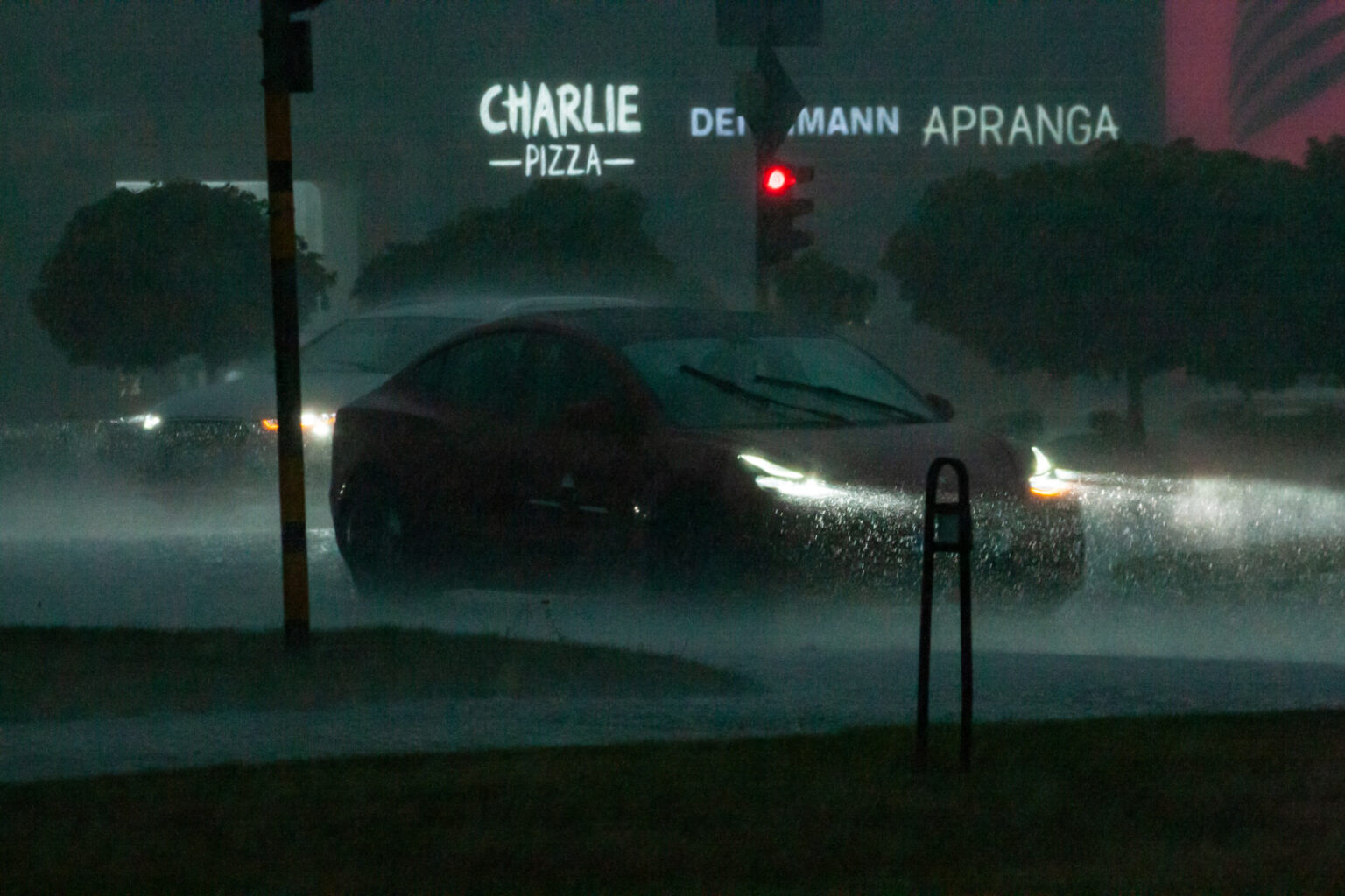 Panevėžio miesto savivaldybė, remdamasi meteorologų prognozėmis, praneša apie šią parą kilsiančias sudėtingas oro sąlygas: smarkų vėją, prognozuojamus kritulius.