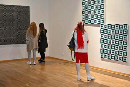 Panevėžio dailės galerijoje atidaryta unikali paroda „Etnografinis opartas muziejų kolekcijose“, kurioje tradicinės lietuvių tekstilės dirbiniai susijungia su Kazio Varnelio, vieno žymiausių Lietuvos optinio meno meistrų, kūryba.