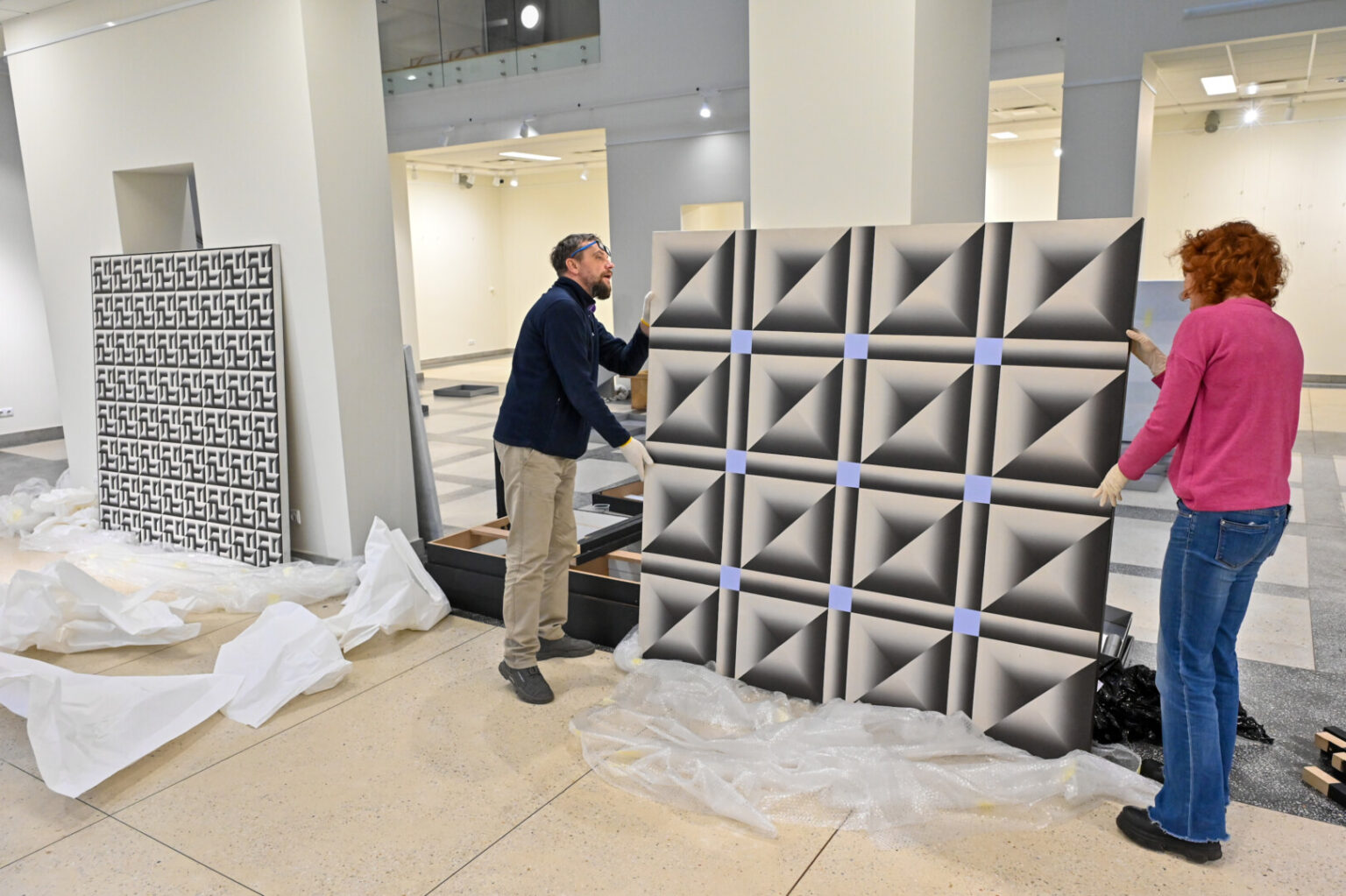 Kas gali būti bendro tarp profesionalaus meno, vertinamo visame pasaulyje, ir močiutės austos senovinės lovatiesės?