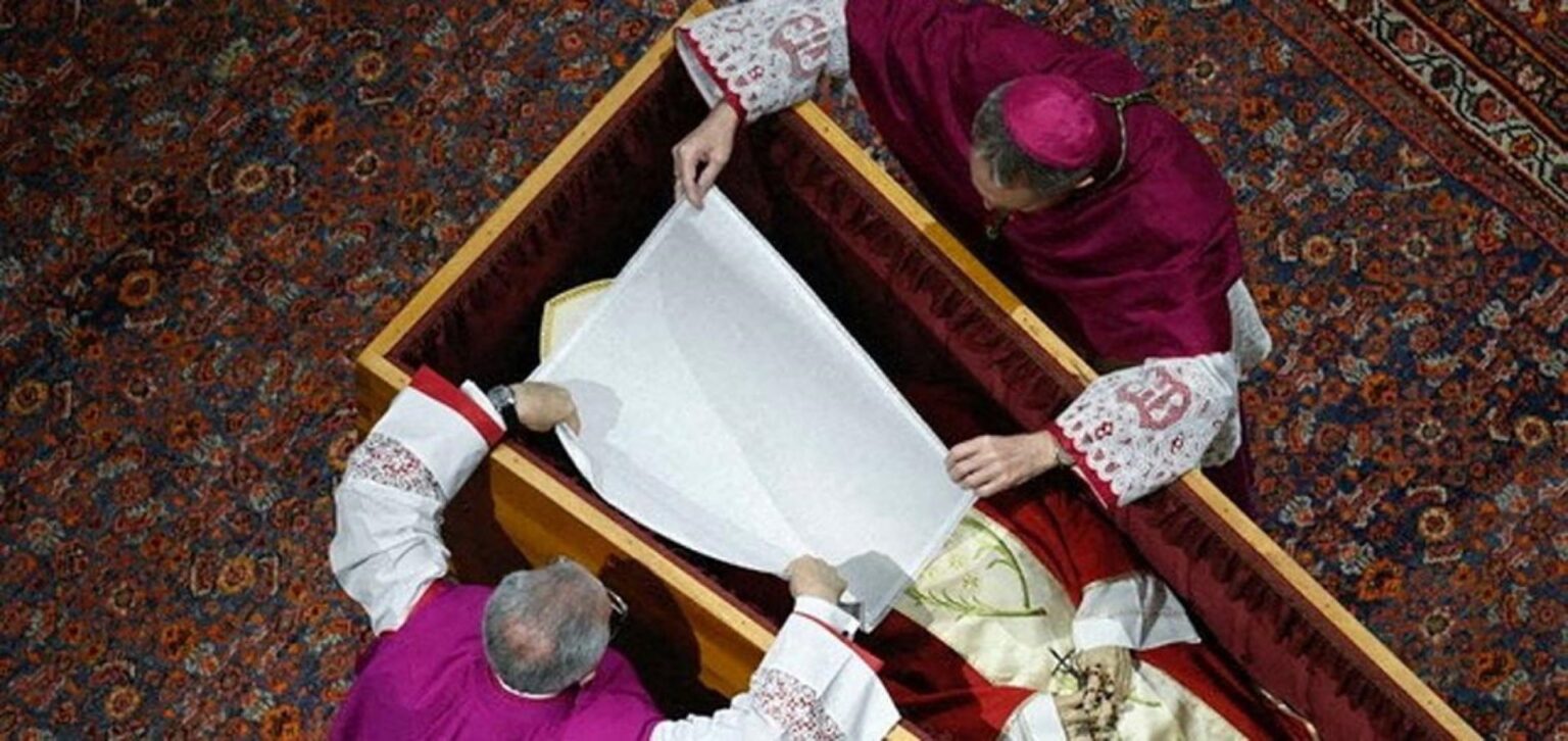 Popiežius Pranciškus supaprastino popiežių laidojimo apeigas, kad šios geriau atspindėtų katalikų bažnyčios vadovo – nuolankaus pastoriaus, o ne „galingo asmens“ įvaizdį, trečiadienį pranešė Vatikanas.