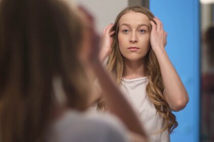 Atidžiau žvelgdami į atvaizdą veidrodyje, galite sužinoti apie save ir savo sveikatą tai, ko galbūt nenumanėte.