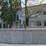 Panevėžio Laisvės aikštėje, šalia Juozo Miltinio dramos teatro, skamba ne tik garsaus režisieriaus, teatro įkūrėjo vardas, bet ir jo įkvepianti frazė: „Teatras – mūsų pabėgimo sala, kurios nėra.“