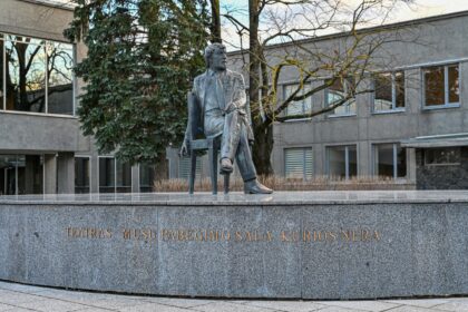 Panevėžio Laisvės aikštėje, šalia Juozo Miltinio dramos teatro, skamba ne tik garsaus režisieriaus, teatro įkūrėjo vardas, bet ir jo įkvepianti frazė: „Teatras – mūsų pabėgimo sala, kurios nėra.“