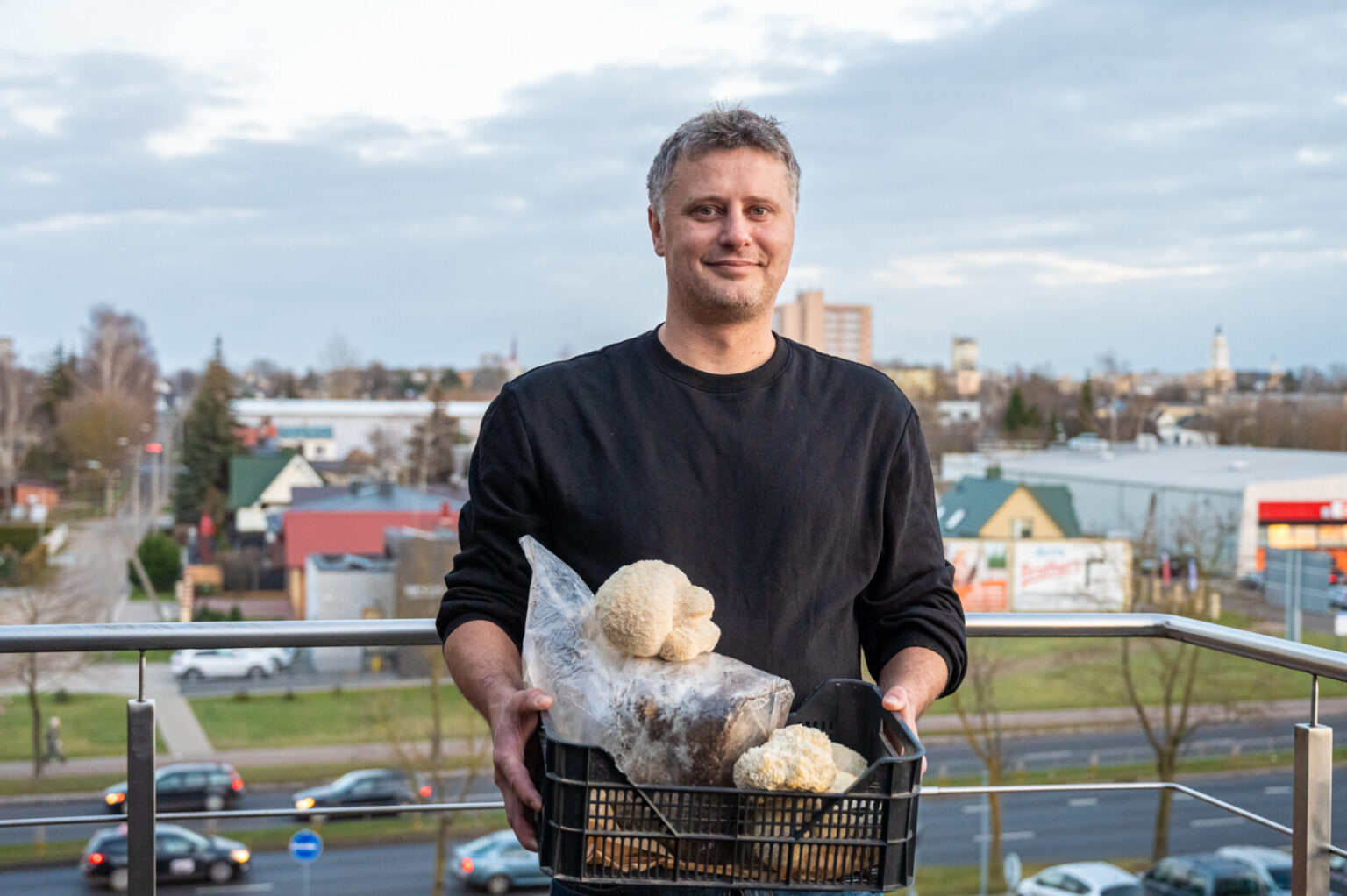 Spontaniška idėja auginti grybus šiandien panevėžiečiui ugniagesiui gelbėtojui Artūrui Kielai ne tik pomėgis, bet ir antras darbas.