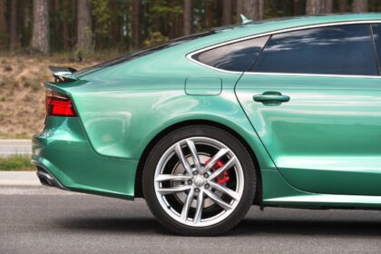 Nors manoma, kad automobilio spalva neturi įtakos tam, kaip dažnai jis patenka į avarijas, tačiau ryškių spalvų transporto priemonės neretai laikomos saugesnėmis, nes jas eismo dalyviams lengviau pastebėti tamsoje.