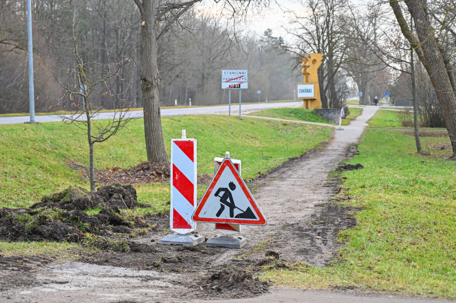 Ilgus metus dviračių entuziastų keiksnotas dviračių ir pėsčiųjų takas Velžio kelyje pagaliau sulaukė kelininkų.