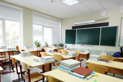 Mokykloms ir vaikų darželiams artėja sunkūs laikai.