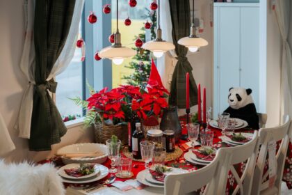 Kalėdų stalas daugeliui yra pagrindinė šeimos ir draugų susibūrimo vieta. Tačiau per žiemos šventes jo dekoravimas dažnai lieka antrame plane, mat visas dėmesys atitenka eglutei.