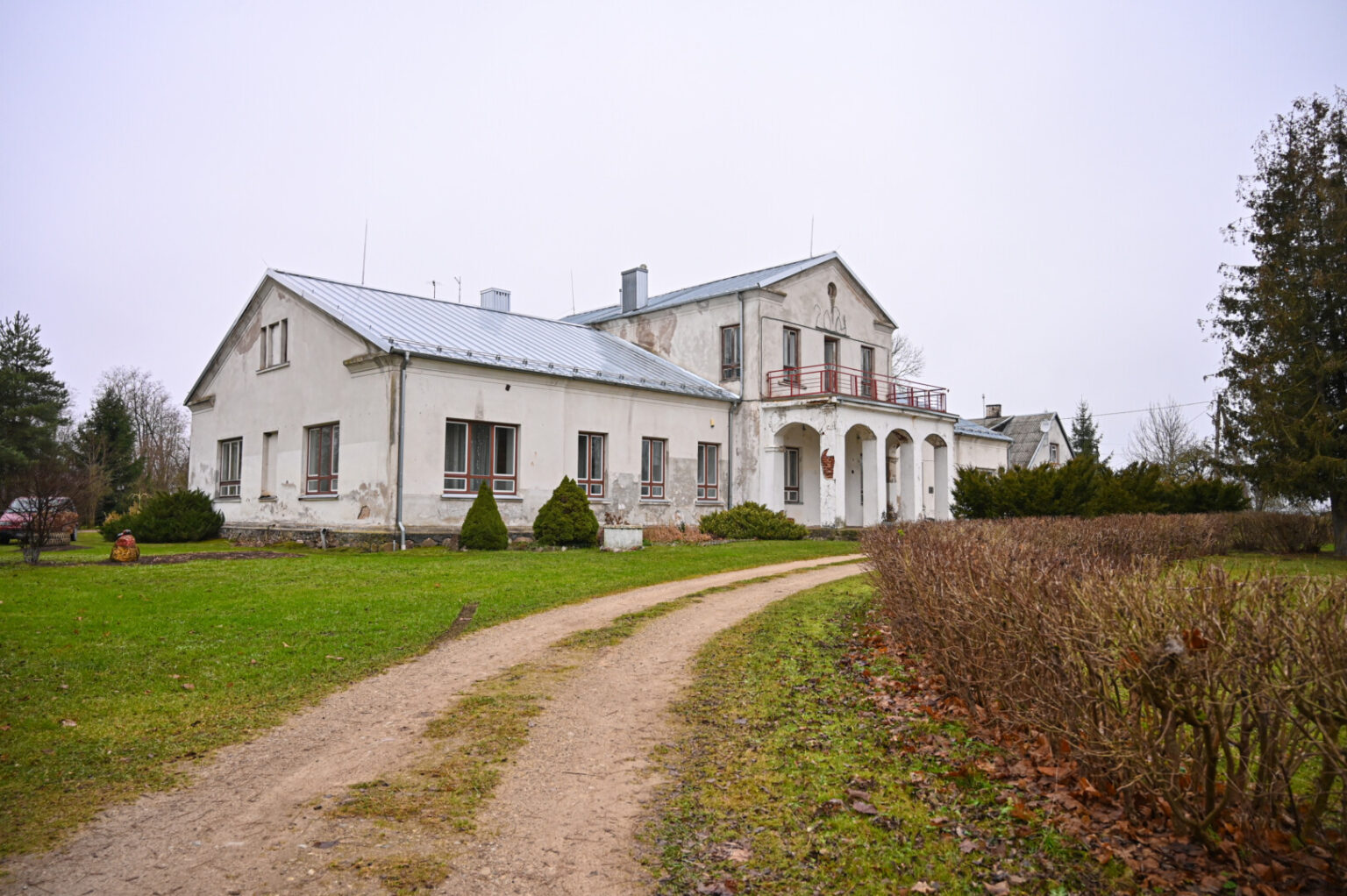 Vos keliolika kilometrų nuo Panevėžio nutolusiame Naudvaryje, trečią šimtmetį skaičiuojančiame bajorų Kerbedžių dvare būta visko – čia gyveno ryškios, pėdsakus palikusios asmenybės, vyko istorinių įvykių sukeltos permainos, o dvaro pastatai nyko, degė ir vėl kėlėsi naujam gyvenimui.