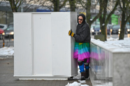 Lygiai prieš metus nuo Nepriklausomybės aikštės iki „Stasys Museum“ trejų durų spintą nutempęs ir ją vaivorykštės spalvomis nudažęs Saulius Leonavičius planuoja naują pasirodymą.