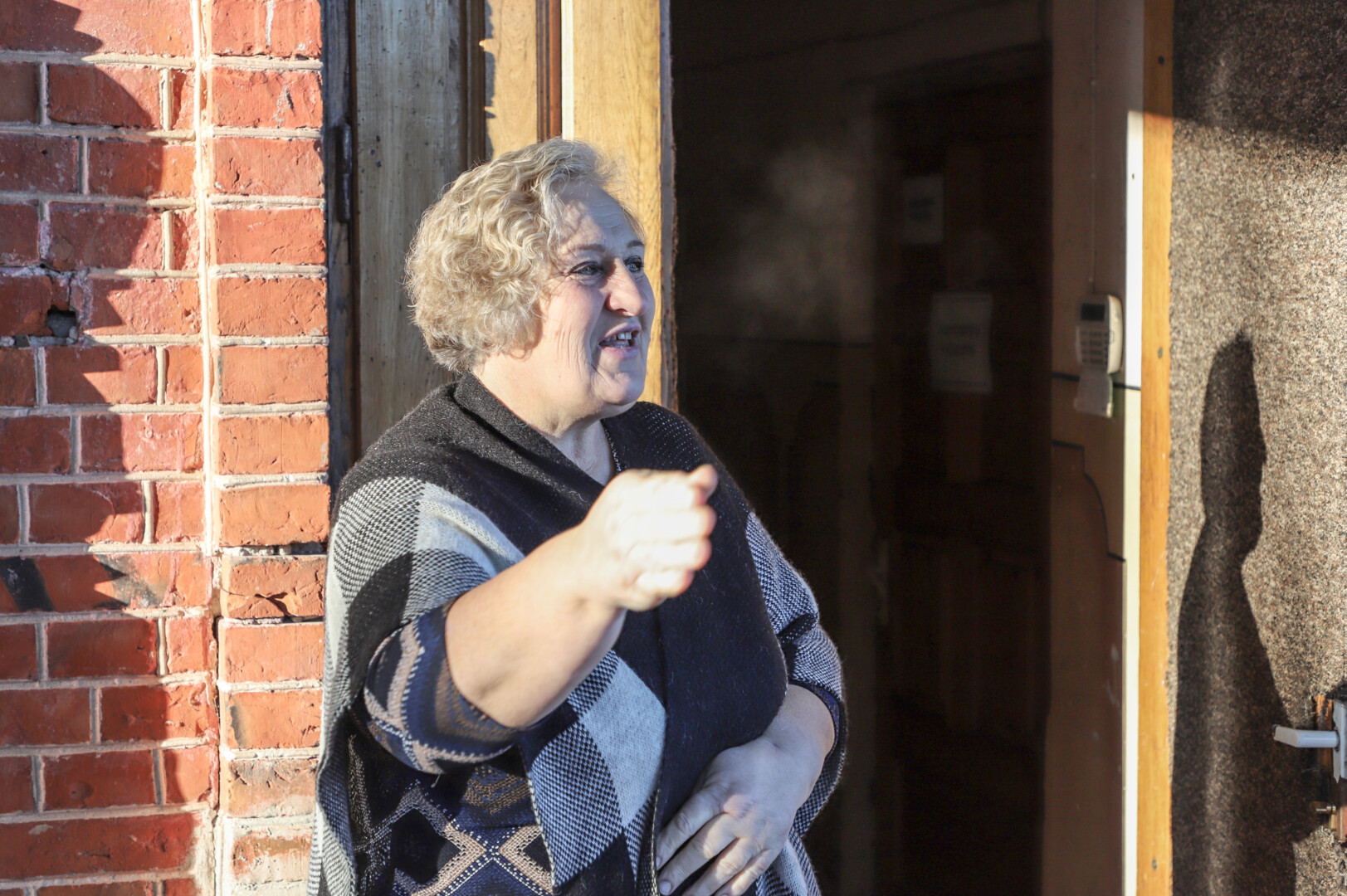 Muziejininkė Irena Lesvinčiūnienė kviečia užsukti į vidų, buvusį Petkevičių dvarą, dabar tapusį muziejumi. I. STULGAITĖS-KRIUKIENĖS nuotr.