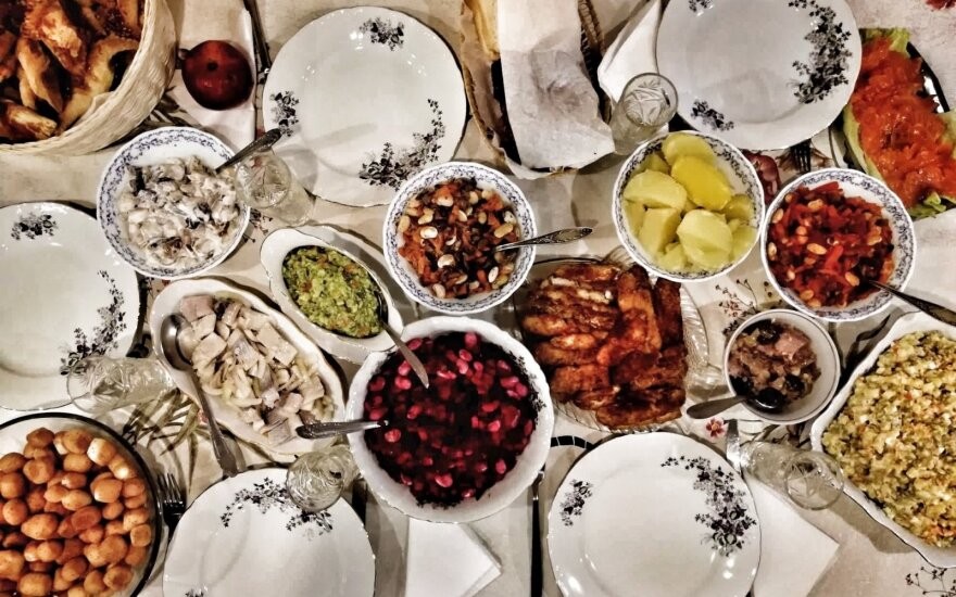 Jau ne kiekvienoje šeimoje Kūčių dieną nuo ryto iki vakaro sukamasi prie puodų.