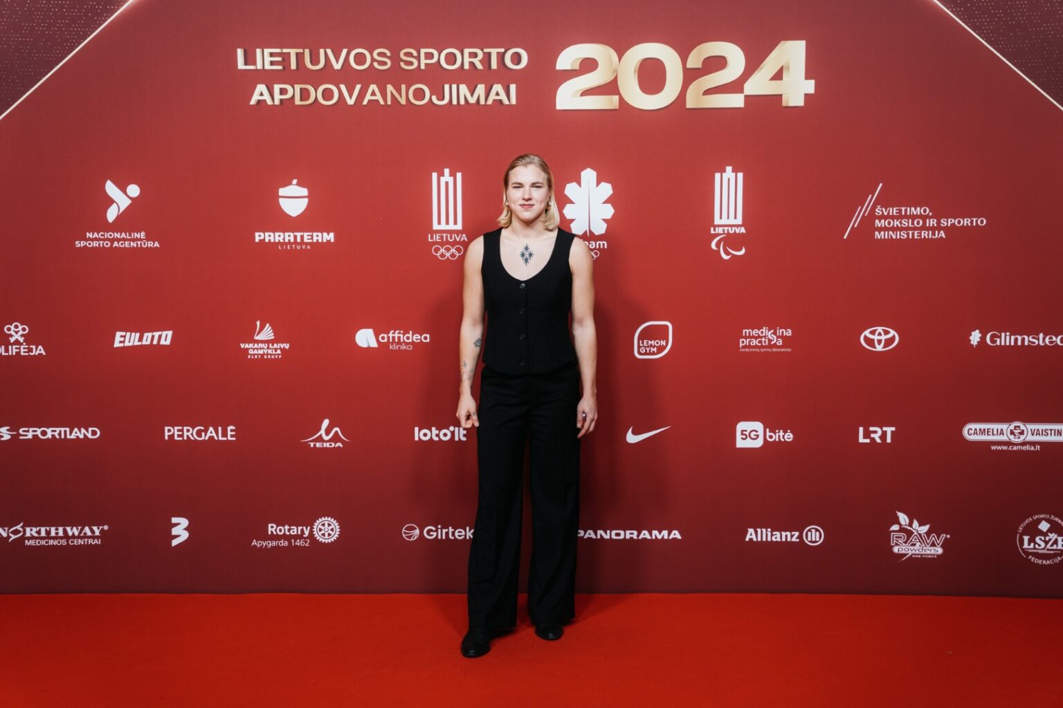 Finišai visi pasiekti, rekordai pagerinti, medaliai iškovoti, tad belieka išsirinkti gražiausią suknelę ar kostiumą bei žengti raudonuoju kilimu.