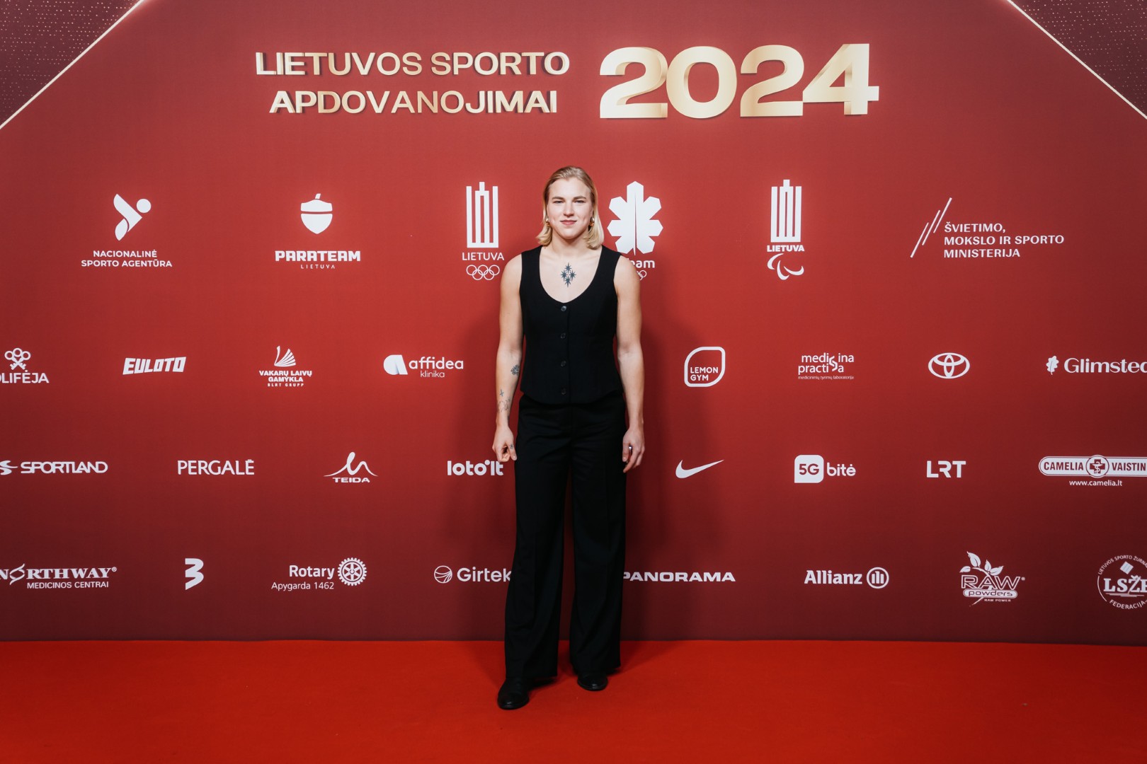 Finišai visi pasiekti, rekordai pagerinti, medaliai iškovoti, tad belieka išsirinkti gražiausią suknelę ar kostiumą bei žengti raudonuoju kilimu.