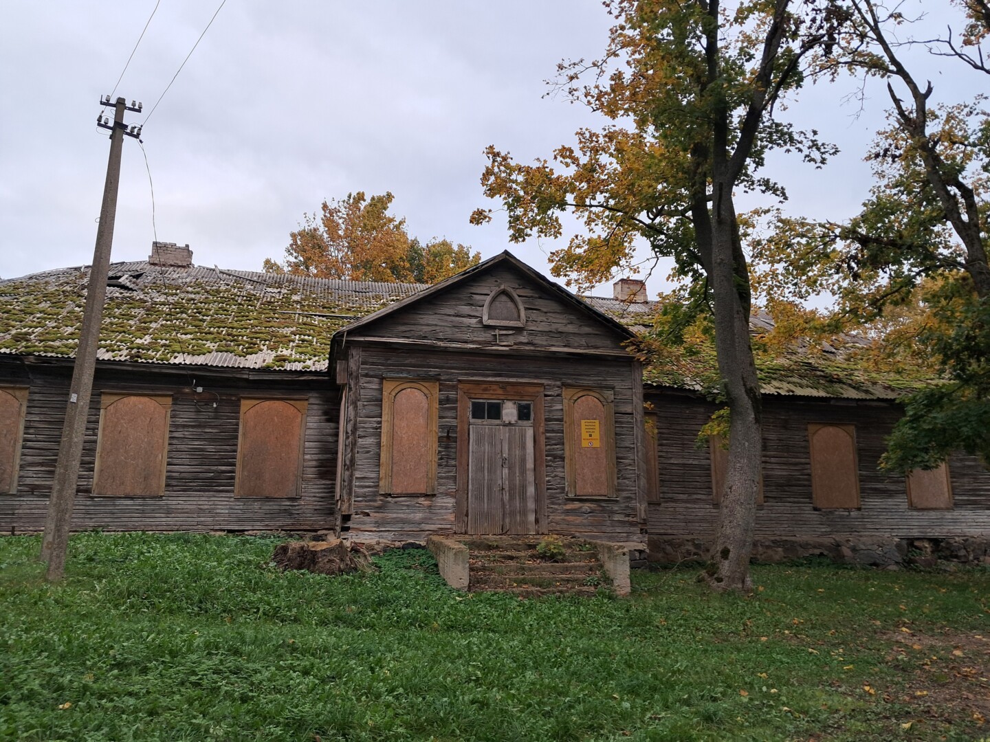 Vadaktėlių dvaro sodyba. Palei Nevėžį įsikūrusį dvarą XVIII a. pab. už karinius nuopelnus gavo Kuršo kunigaikštis, Lenkijos ir Lietuvos kariuomenės pulkininkas Peteris fon Bironas. XIX a. paveldėjimo būdu dvaras atitekęs Kopanskiams, vėliau jį įsigijo Antanas Zaviša. Paskutinieji prieš nacionalizaciją dvarą valdė Bžozovskiai. „Liaudos“ klubo pirmininkas Stanislovas Bžozovskis 1940 m. buvo suimtas ir ištremtas. Pastatas, tapęs daugiabučiu, labai apleistas. G. KARTANO nuotr. 