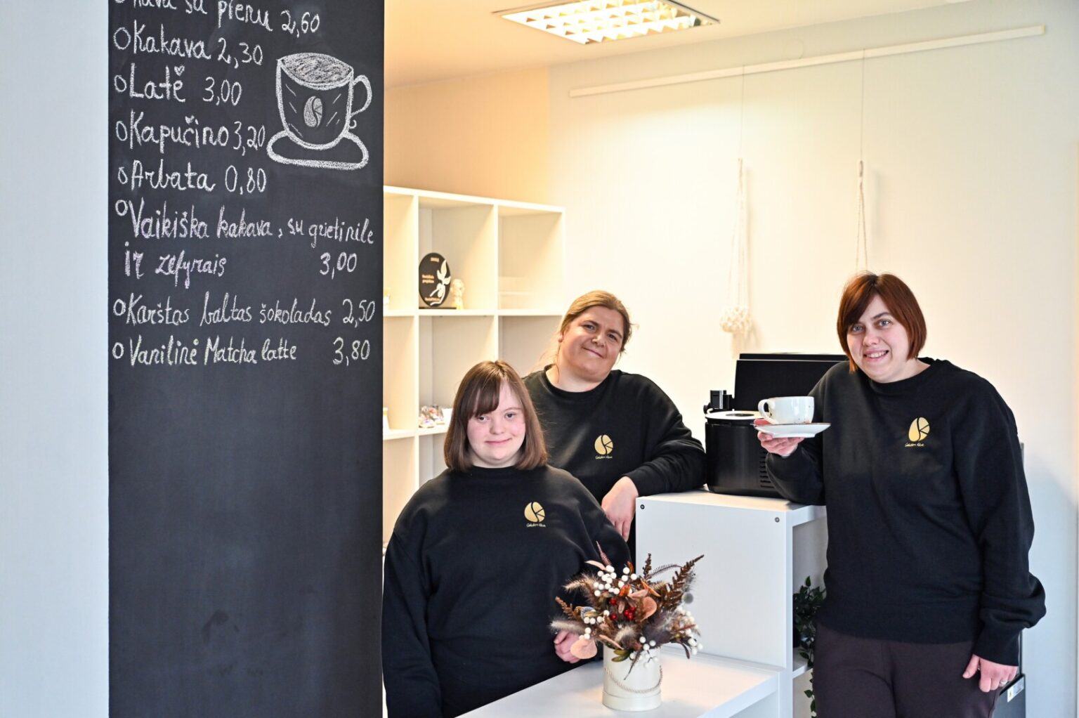 Lietuvoje vieniems po kitų užsidarant kavinėms bei restoranams, prieš pusmetį Panevėžio centre atidaryta kavinė „Solidarumo kava“ dėl savo ateities užtikrinta.