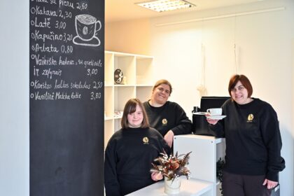 Lietuvoje vieniems po kitų užsidarant kavinėms bei restoranams, prieš pusmetį Panevėžio centre atidaryta kavinė „Solidarumo kava“ dėl savo ateities užtikrinta.