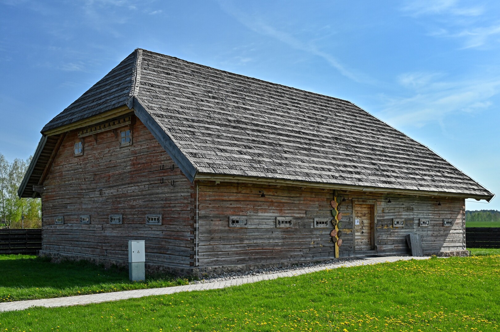 Buvusio Upytės I dvaro sodybos svirnas. Dabar šioje teritorijoje įsikūręs Upytės tradicinių amatų centras. Dvaras nuo XVIII pab.–XIX a. pr. priklausė Bistramų giminei. Paskutinį savininką Karolį Bistramą 1919 m. dvare nužudė bolševikai. G. KARTANO nuotr. 