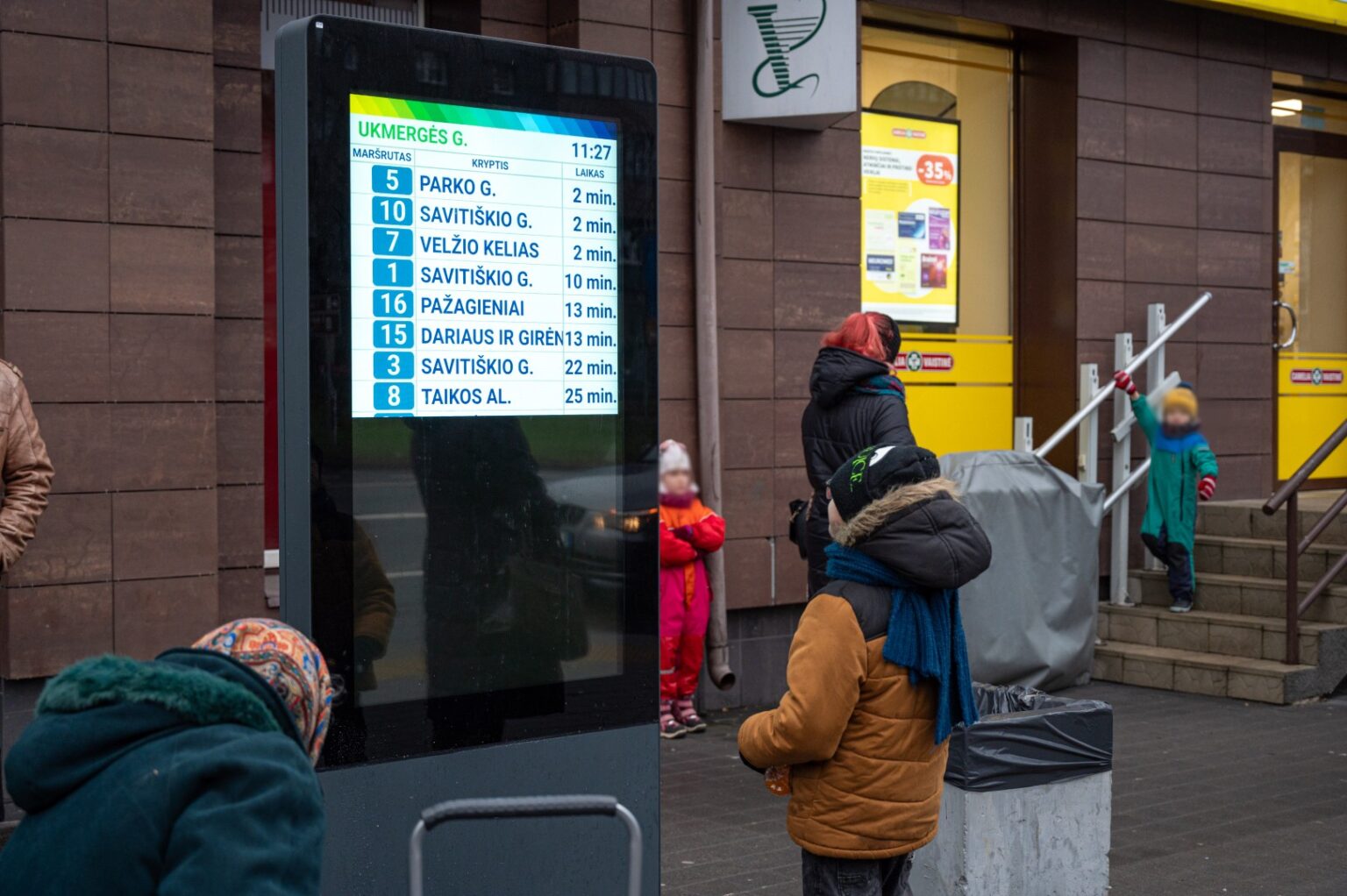 Panevėžyje iš turgaus į stotelę miesto centre atskubėjusi Joana S. ir švieslentėje pabandžiusi surasti autobusų eismo grafiką, liko ne juokais išbarta, neva gadinanti viešąjį turtą.