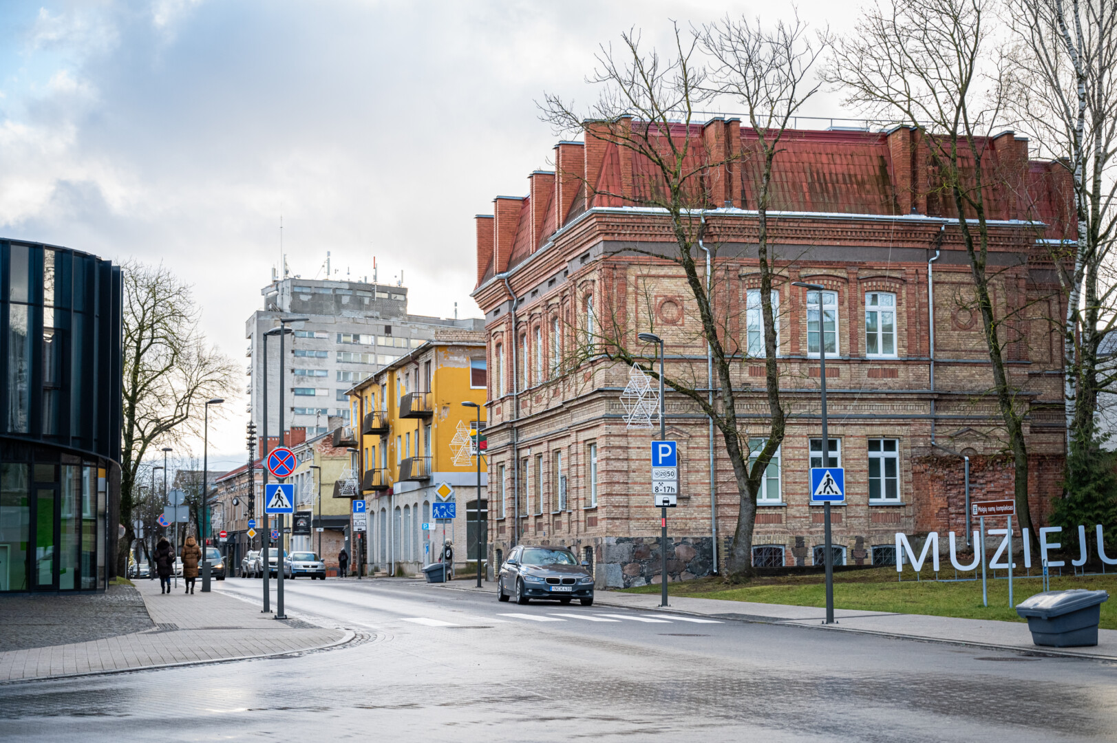 1988 metais įpusėjus Respublikos gatvės tiesimo darbams, buvo iškilusi grėsmė ir garsios bajorų Moigių giminės originalios architektūros dar XIX amžiaus pabaigoje statytų raudonų plytų pastatų kompleksui. P. ŽIDONIO nuotr. 